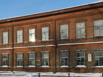 Деревянное двухэтажное здание школы