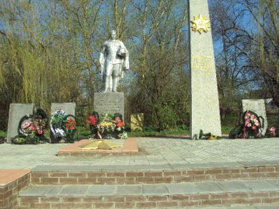 Братская могила советских воинов, погибших в 1941 - 1943 гг.