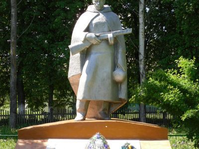 Братская могила 50 советских воинов, погибших в 1943 г. в боях с немецко-фашистскими захватчиками при освобождении села