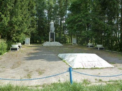 Братская могила 21 советского воина, погибшего в 1943 г. в боях с немецко-фашистскими захватчиками