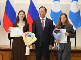 Глава Якутии наградил победителей и призеров всероссийской олимпиады школьников