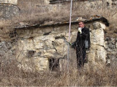 Склеп полуподземный с гладкой фасадной стеной 12