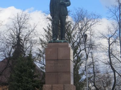 Памятник И.В.Мичурину