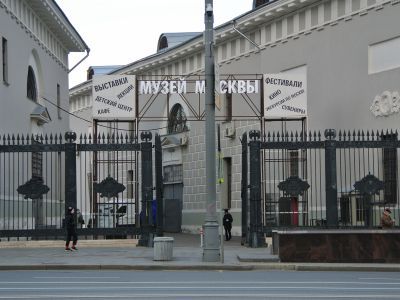 Ограда с тремя воротами