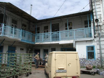 Дом жилой с хозяйственными помещениями на 1-м этаже