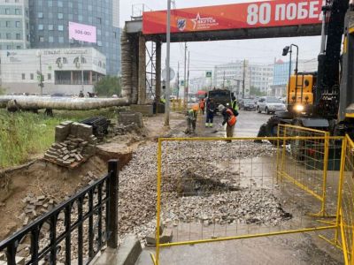 В Якутске из-за ливня разрушился край дорожного полотна с тротуаром