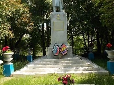 Братская могила воинов Советской Армии, погибших в период Великой Отечественной войны. Захоронено и установлено фамилий на 27 человек. Скульптура установлена в 1967 году