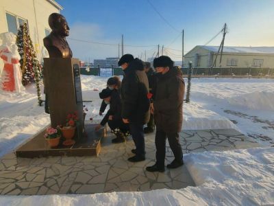 В Чурапчинском районе Якутии возложили цветы к памятнику участника ВОВ Ивана Павлова