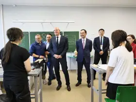 Дмитрий Чернышенко побывал в Якутии в новом здании школы в селе Хатассы