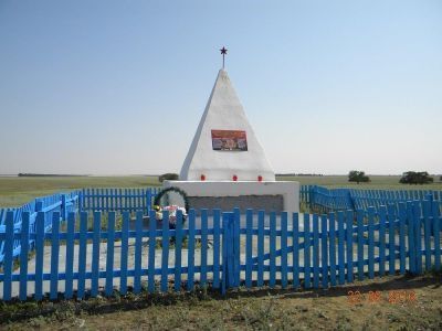 Братская могила партизан, погибших в 1942-1943 гг. в боях с немецко-фашистскими захватчиками