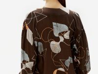 Блузка свободного силуэта с абстрактным принтом