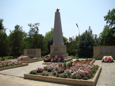 Братская могила красных партизан и воинов Советской Армии, погибших в  годы гражданской и Великой Отечественной войн