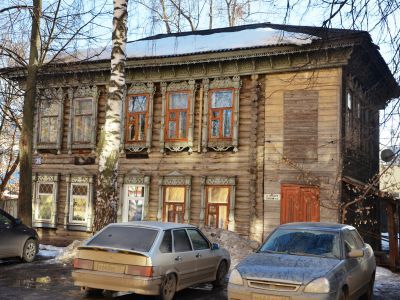 Дом с деревянной резьбой