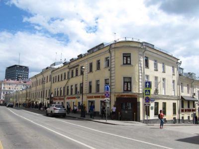 Доходный дом с лавками, начало XIX в.-начало XX в. (в основе главный дом и флигели городских усадеб В.П.Измайлова, Я.А.Голицына, А.В. Репнина, 1770-1790 гг.)