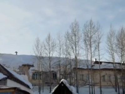 В Алданском районе неубранный снег повредил крышу и часть стены здания школы