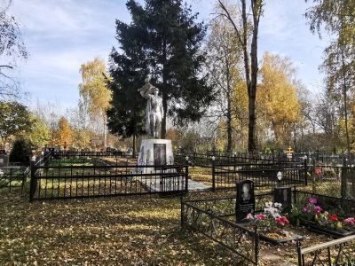 Братская могила советских воинов