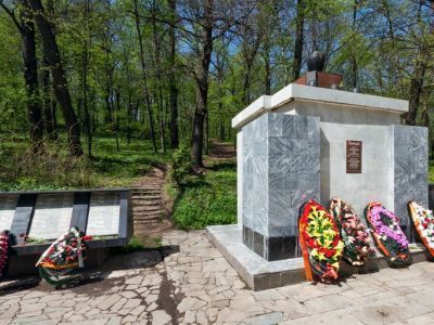 Братская могила № 13 с мемориальным комплексом