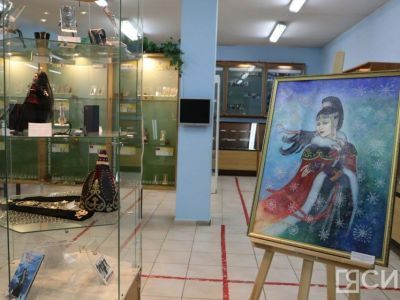 В Якутске открыли выставку, посвященную хомусистке-виртуозу Альбине Дегтярёвой