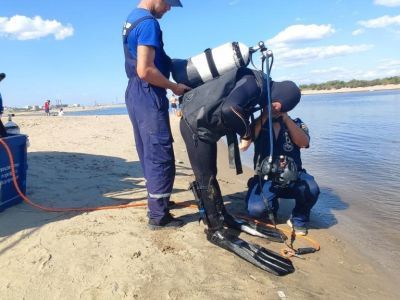 В Якутске во время съемок репортажа в 203 микрорайоне водолазы спасли мужчину и его сына