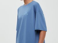 Оверсайз футболка со спущенным плечом