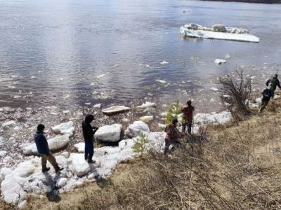 В Ленском районе спасатели сняли со льдины двоих охотников