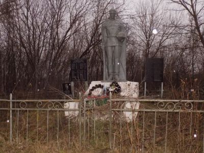 Братская могила воинов Советской Армии, погибших в марте 1943 года. Захоронено 200 человек, установлено фамилий на 31 человека. Скульптура установлена в 1968 году