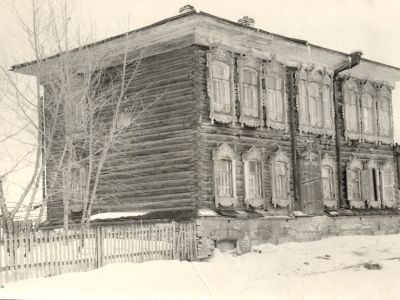 Двухэтажный деревянный дом конца XIX века, ныне поликлиника