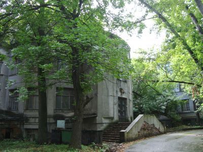 Городская усадьба Г.М. фон Вогау - Научно-исследовательский физико-химический институт им. Л.Я.Карпова, кон. XIX в., 1920-е гг., архитекторы В.А.Коссов, С.Е.Чернышев, Б.М.Иофан. Здесь в конце XIX в. работали ученые: А.Н.Бах, С.С.Медведев, В.А.Каргин, И.А.