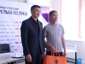 Сборной Якутии по стрельбе из лука вручили спортивную форму перед чемпионатом России