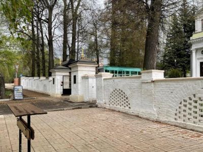Ограда церковного комплекса усадьбы Троицкое-Кайнарджи, сер. XIX в.
