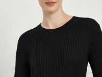 Вязаное платье приталенного силуэта