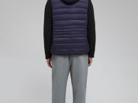 Утепленный жилет со съемным капюшоном