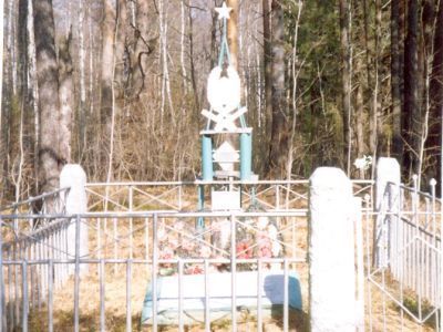 Братская могила советских воинов, погибших в 1941-1943 гг. при освобождении района от немецко-фашистских захватчиков. Установлен обелиск