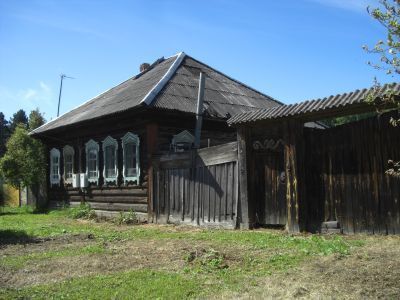 Деревянный дом Торопцева В.И. и Фирсовой А.Ф. конца XIX века с обильной пропильной и глухой резьбой наличников и трехслойных карнизов с воротами "под козырьком", украшенными глухой резьбой по мотиву "Полотенца", построенный вятским мастером Михаилом Гаври