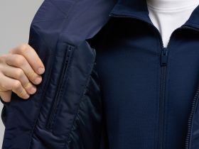 Утепленный бомбер с капюшоном и водоотталкивающей пропиткой