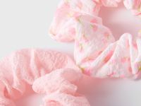 Резинка для волос со сборками и цветочным принтом Глория Джинс