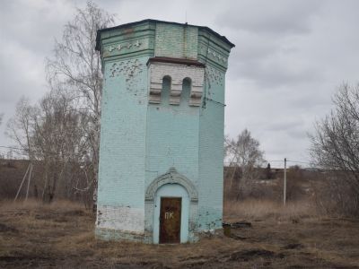 Водонапорная башня 1895 года с каменным основанием и деревянным навершием, с резным декором
