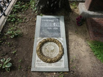 Могила с надгробием Яхонтова Ростислава Николаевича (1858–1924), 1924 г., 1990–1992 гг.