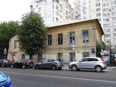 Дом врача А.К. Тобина. Здесь в 1870-1890-е гг. жил городской санитарный врач В.М. Резников; в 1900-е гг. работал техник-архитектор П.И. Медведев