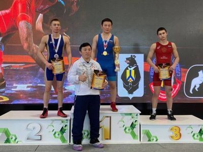 Якутяне выиграли четыре медали первенства Дальнего Востока по греко-римской борьбе