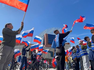 В Якутске ко Дню флага России вручили паспорта юным горожанам и награды участникам СВО