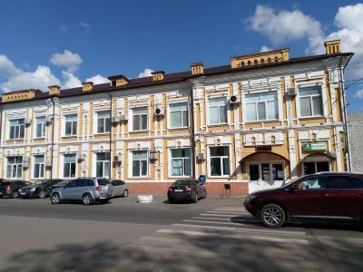 Здание Брянского машиностроительного завода, основанного в 1873 г., который награжден орденом Ленина и связи со 100-летием со дня его основания и орденом Трудового Красного Знамени за условное выполнение заданий семилетки