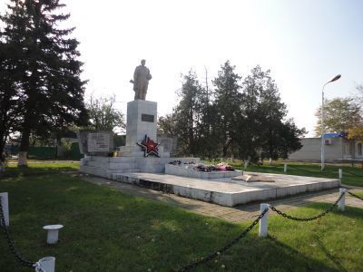 Братская могила воинов, погибших в годы гражданской войны, и воинов и мирных жителей, погибших в годы Великой Отечественной войны