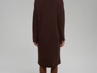 Вязаное платье свободного кроя с воротником-стойкой