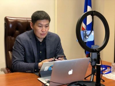 Министр инноваций Якутии представил отчет правительства перед населением Верхнеколымского района