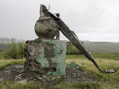 Памятный знак на месте первой шахты Печорского угольного бассейна