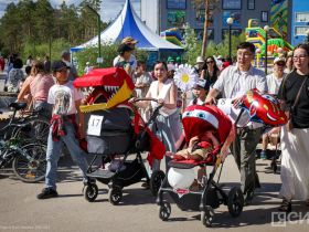 «Кындыкан, ракета и синий трактор»: в Якутске состоялся парад колясок