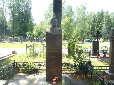 Памятник на могиле члена ЦК КПСС, депутата Верховного Совета СССР, первого секретаря Брянского обкома КПСС Крахмалева М.К. (1914-1977)
