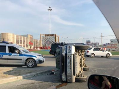 На автостраде 50 лет Октября опрокинулся внедорожник (обновлено)