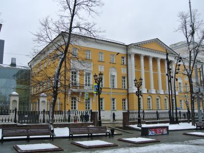 Дом Дурасова с двумя воротами и оградой